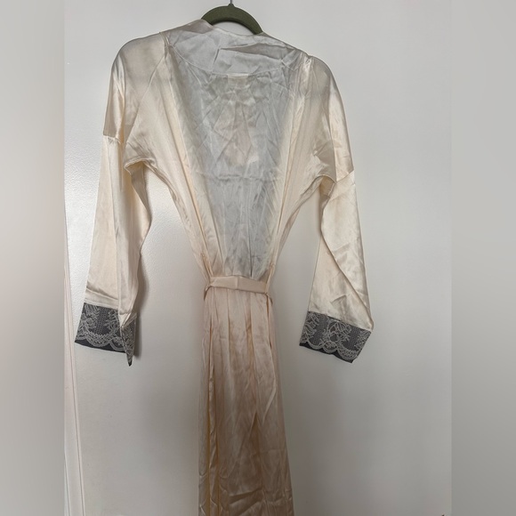 New LA PERLA SILK Elegant Cream and Gray Lace Trim Robe - Picture 10 of 12